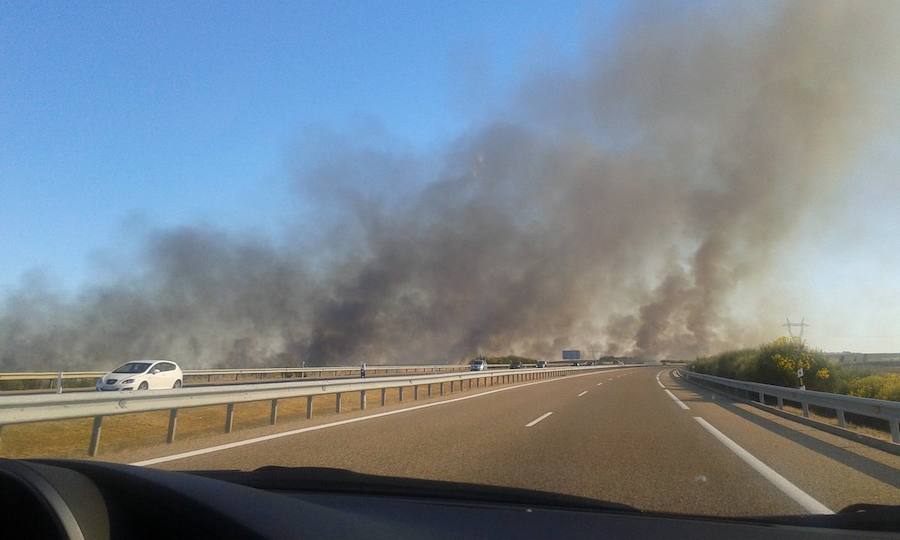 Un incendio se mantiene activo en Toral de los Guzmanes