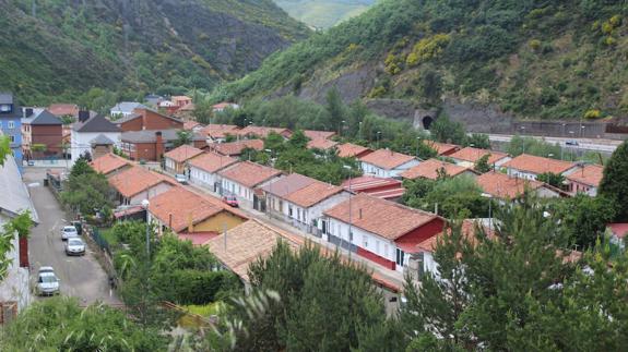 Los vecinos de Ciñera podrán optar a la compra de las casas bajas a partir de mañana