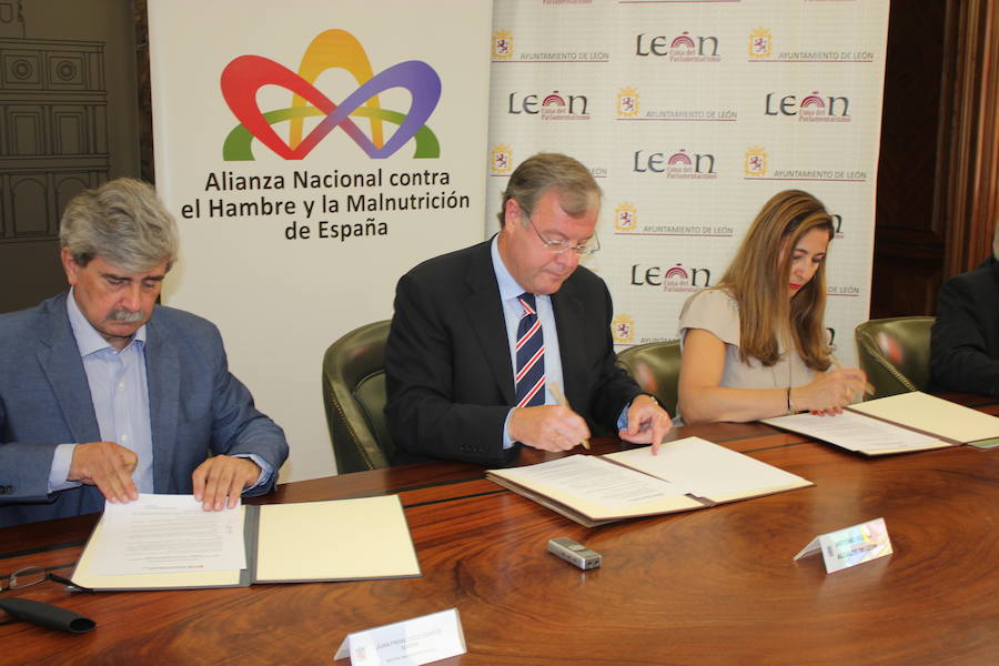 El Ayuntamiento, la ULE y la Fundación CEPA firman la adhesión a la Alianza Nacional contra el Hambre y la Malnutrición en España