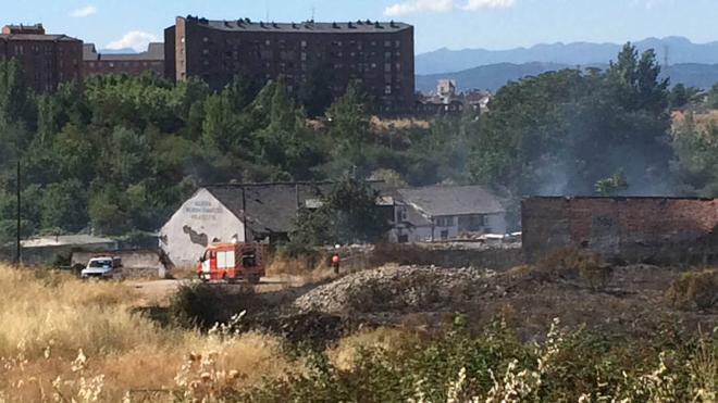 Un incendio calcina tres hectáreas y amenaza el poblado gitano junto al Sil en Ponferrada