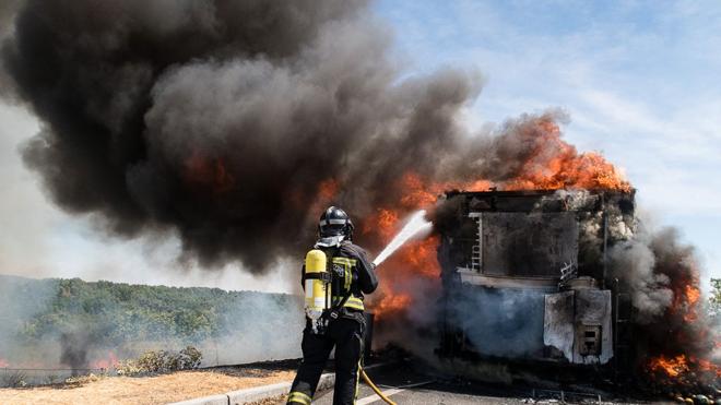 El fuego de un camión se extiende al monte en un área de descanso a la altura de Valverde de la Virgen
