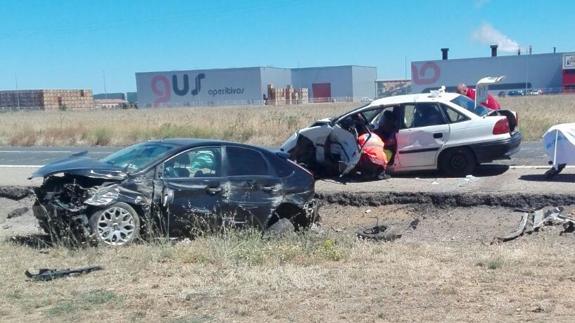 Un aparatoso accidente causa heridas leves a un conductor en Riego de la Vega