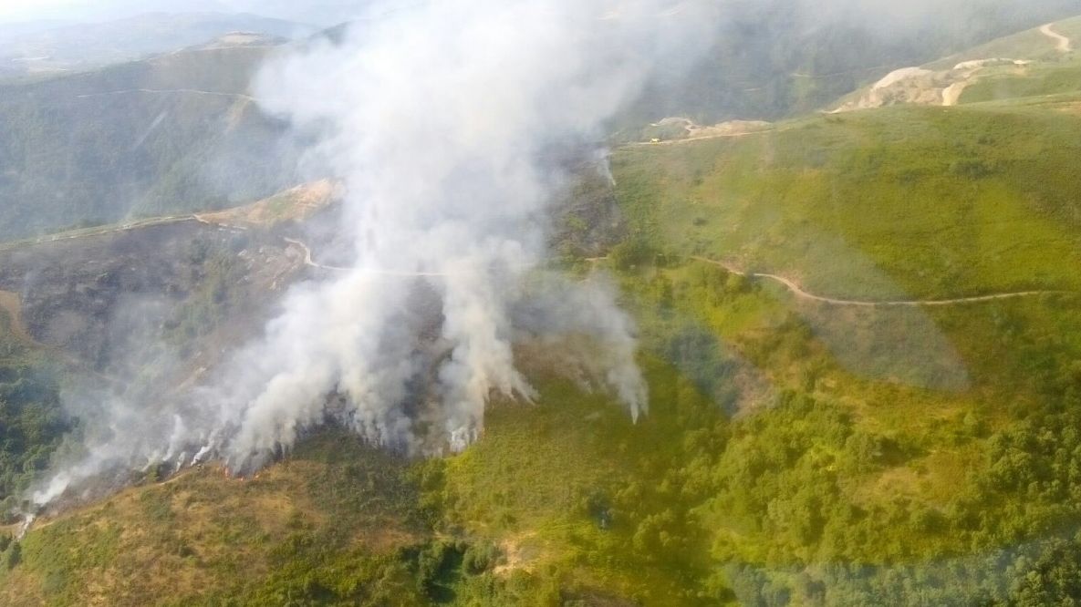 Un incendio intencionado declarado de nivel 1 en Corullón calcina más de 30 hectáreas