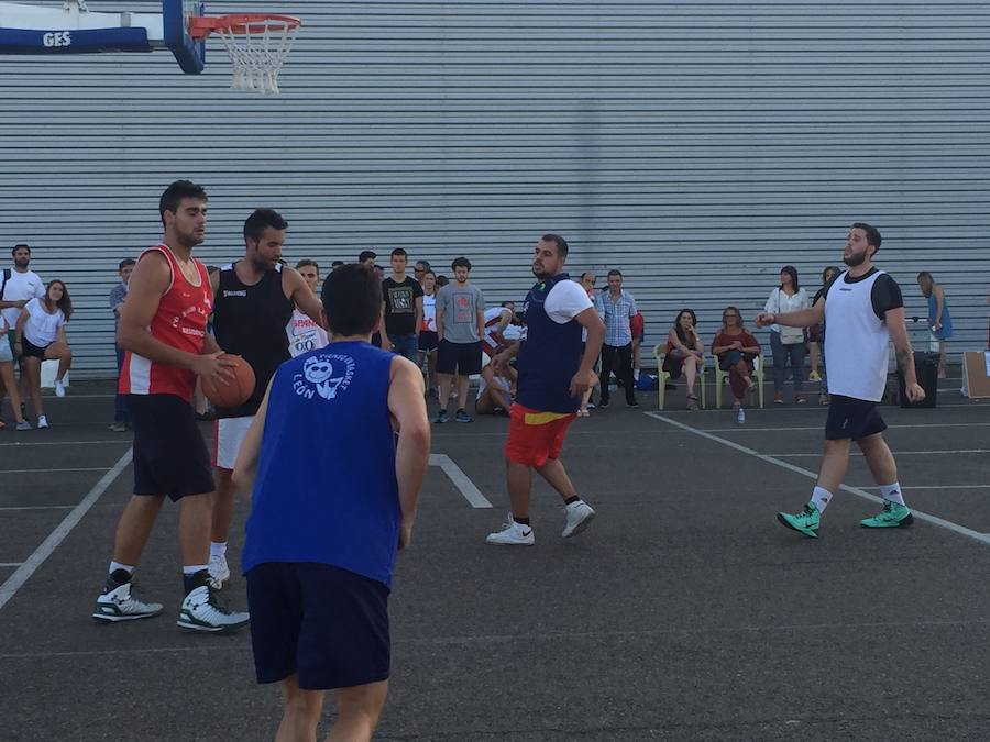 El aparcamiento de E.Leclerc se convierte en una gran pista de baloncesto 3x3