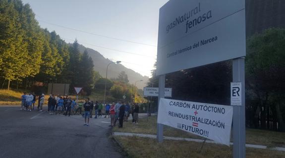 Los trabajadores de Astur Leonesa trasladan sus protestas a la central de La Barca en Asturias