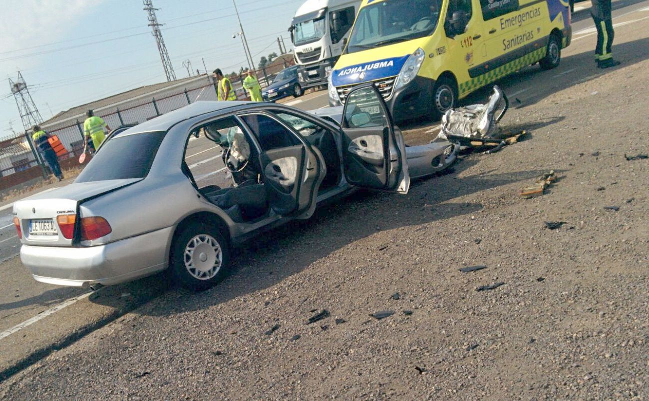 El impacto frontal de un camión y un coche corta la Nacional 120 y causa un herido de gravedad