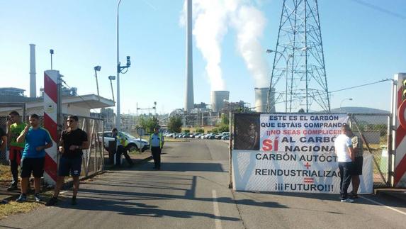Mineros de Astur Leonesa retoman las protestas en Compostilla bloqueando la entrada da camiones con carbón de importación