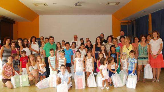 El esfuerzo social de Hospital de Órbigo permite que los 78 alumnos tengan libros y material gratis