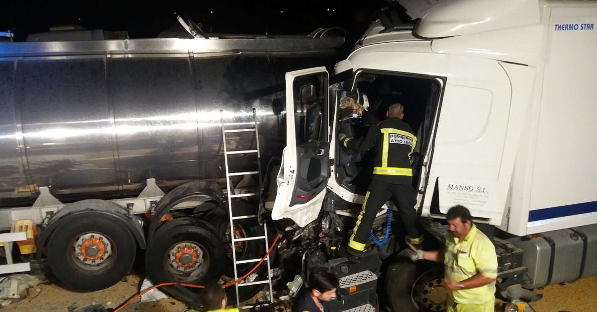 Un accidente múltiple con tres camiones provoca tres heridos y corta 12 horas la autovía A-6