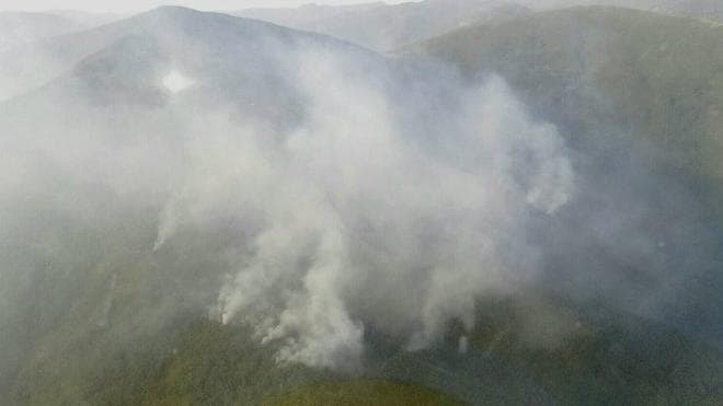 Permanece activo el fuego declarado el lunes por la noche en Benuza y que ha calcinado más de 30 hectáreas