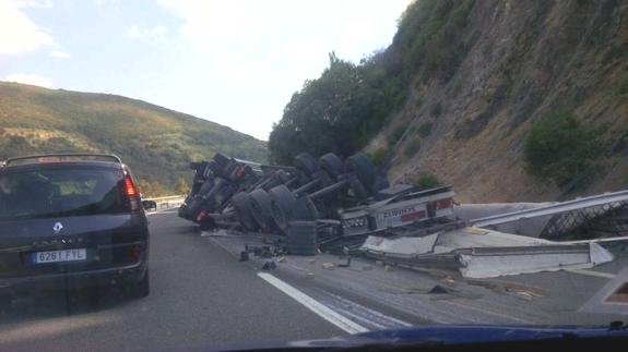 Retenciones en la autopista del Huerna por el vuelco de un tráiler en Los Barrios de Luna