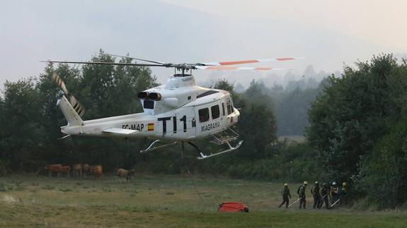 El Magrama desplaza un avión anfibio para sofocar el incendio de nivel 2 en El Bierzo