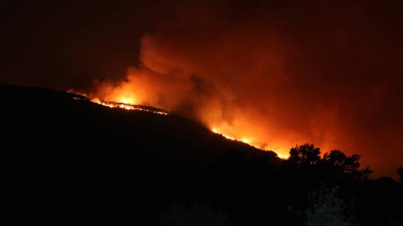 El incendio del Bierzo continúa en 'nivel 2' pero evoluciona «favorablemente» y los vecinos vuelven a sus casas