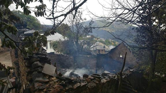 El fuego del Bierzo se mantiene activo y que deja una herida de 3.000 hectáreas de «gran valor medioambiental»