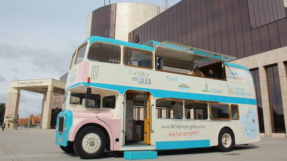 El autobús 'de tapas por Galicia' recorre las calles de León