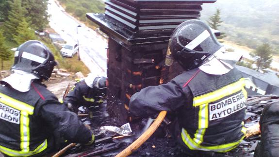 Bomberos de León se trasladan a Isoba para sofocar un incendio en una vivienda