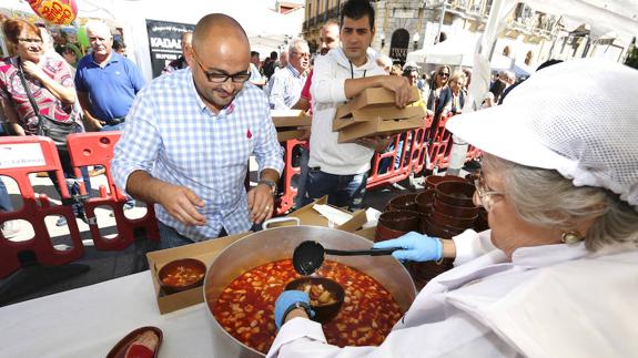 Suárez-Quiñones elogia la Feria Agroalimentaria y Alubiada de La Bañeza como «una cita consolidada y referente en la Comunidad»