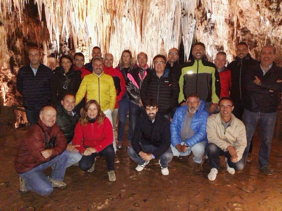 La Cueva de Valporquero recibe la visita promocional del CEL en su 50 cumpleaños