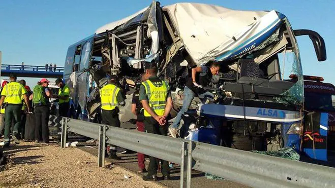 Un muerto y siete heridos graves en una colisión entre un camión y un autobús en la provincia de Soria