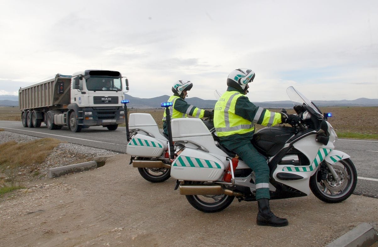 La Guardia Civil multiplica la vigilancia con apoyo aéreo para evitar ataques a los camiones de carbón