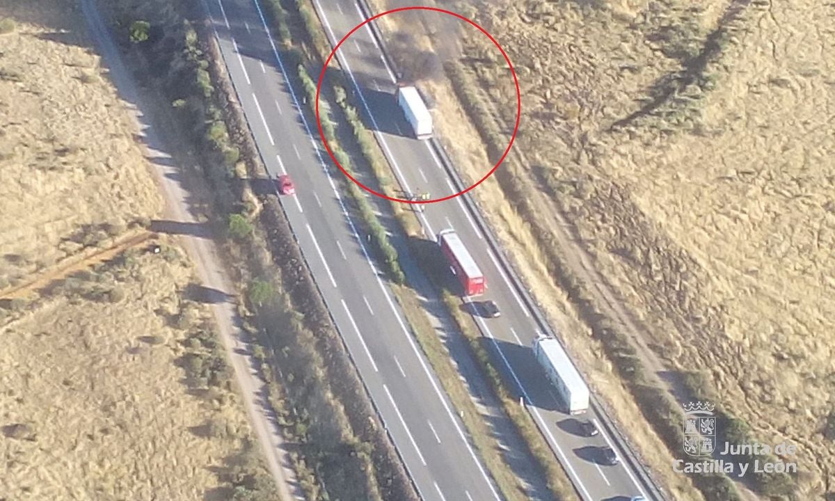 Un camión en llamas obliga a cortar la A-6 a la altura de Brazuelo durante casi una hora