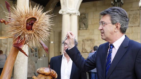 La muestra de productos de la asociación 'León Artesano' muestra en el Palacio de los Guzmanez el trabajo de 32 profesionales del sector