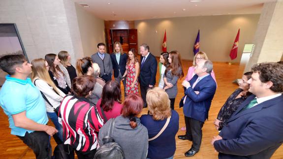 La presidenta de las Cortes recibe a un grupo de descendientes de emigrados leoneses en Cuba y Argentina