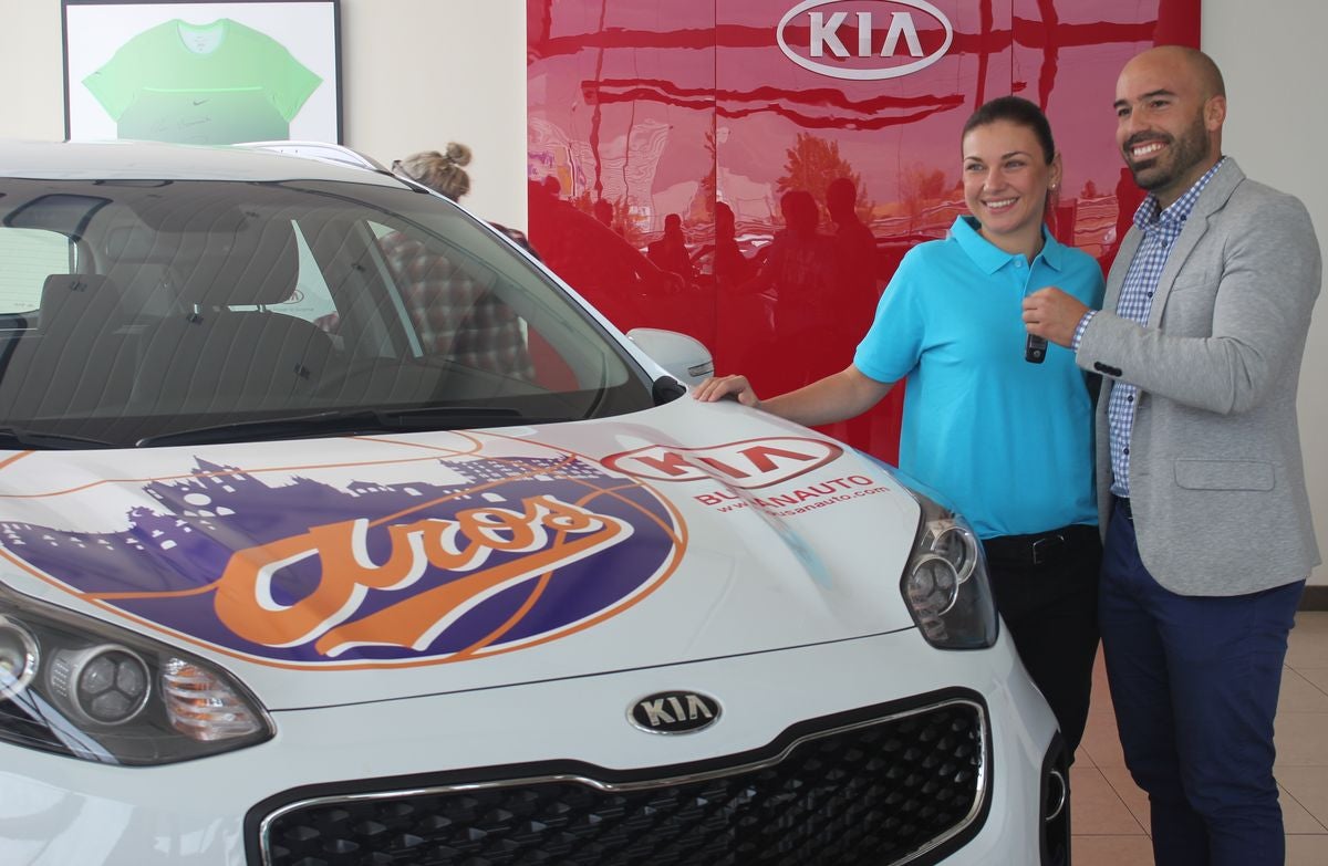 El Aros estrena coche y segunda entrenadora