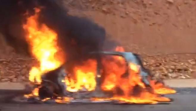 Un vehículo arde en la A-6 sin causar daños personales