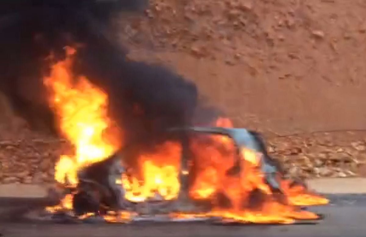 Un vehículo arde en la A-6 sin causar daños personales