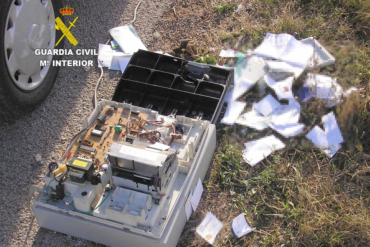 Tres detenidos por el robo con fuerza en un bar de Villamañán