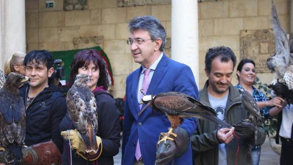 Las aves de presa sobrevuelan el cielo de la Virgen del Camino en las XXII Jornadas de Cetrería