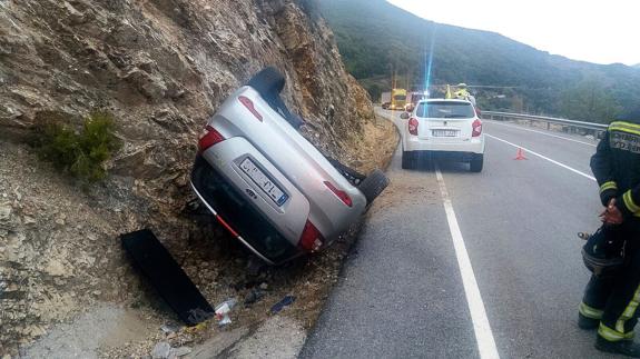 Un varón resulta herido al volcar su turismo en Sena de Luna
