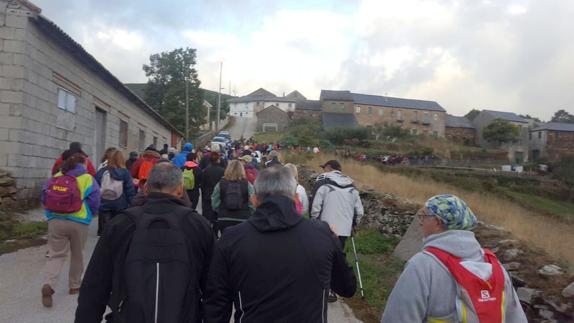 Más de 300 personas reivindican el Camino de Santiago por el Manzanal