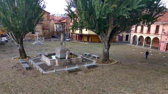 Los ecologistas alertan sobre que el empedrado de la Plaza del Grano «no resistirá el invierno si no se reparan los baches»