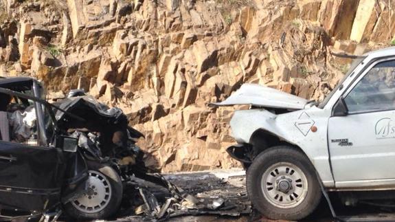 Dos muertos y tres heridos graves tras un espectacular accidente frontal en Cuevas del Sil