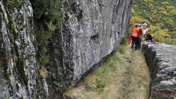 La marcha por los canales romanos del Oza unirá este domingo deporte, patrimonio y turismo en Valdefrancos