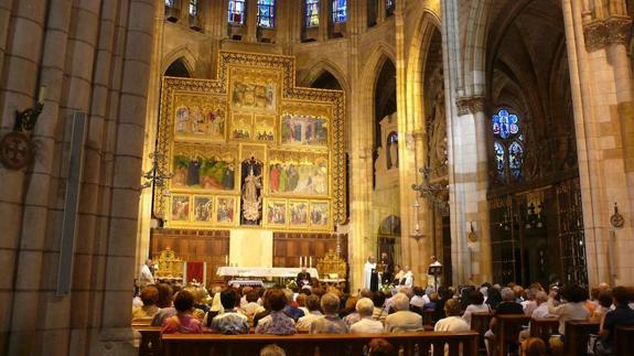 El obispo preside la conmemoración de los difuntos de la Diócesis con una misa en la catedral