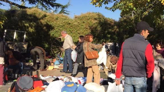 Cáritas cree que la ropa que acaba tirada en el rastro «viene de fuera» y confía en su control sobre las donaciones