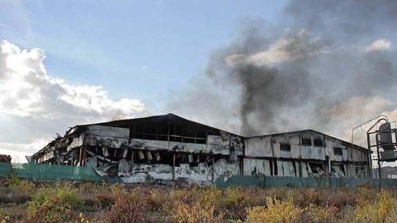 Un fuerte incendio devora las instalaciones de Grupo Oblanca en Alija del Infantado