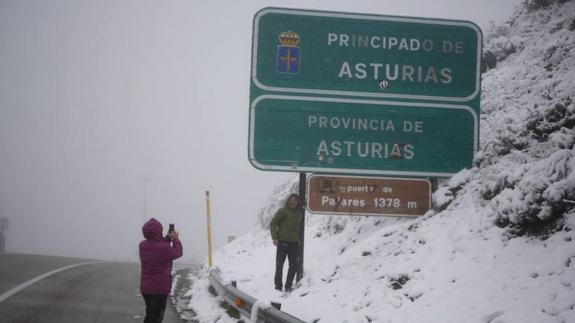 La nieve cierra el tráfico en Pajares y obliga al uso de cadenas en varios puertos de la provincia