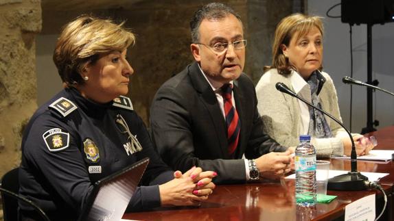 León plantea crear una unidad especializada de Policía Local dedicada a las personas mayores