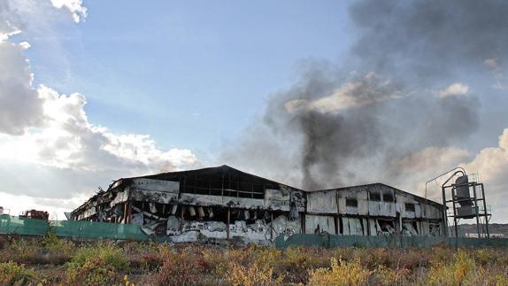 Oblanca compromete la reconstrucción en el plazo de un año de la planta de Alija del Infantado arrasada por el incendio