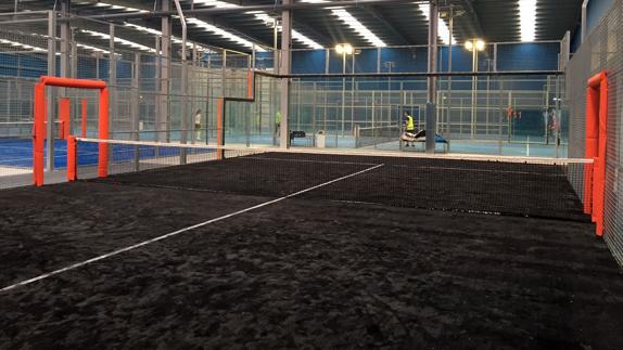 Tenis5padel inaugura pista panorámica con césped y arena negra