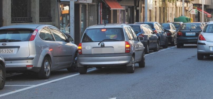 Una campaña 'de aviso' a quien estacione en doble fila servirá de antesala a sanciones de 200 euros