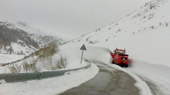 El temporal de nieve obliga al uso de cadenas en los puestos de San Isidro y Leitariegos