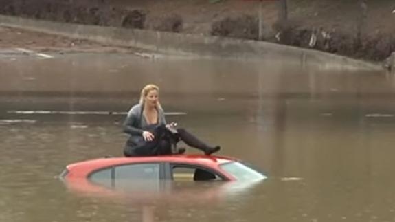 Se hunde en directo en el agua encima de su coche