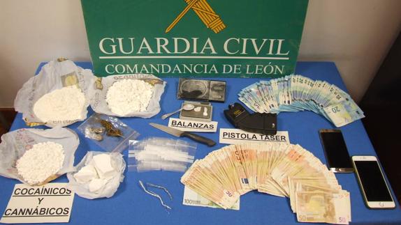La Guardia Civil detiene a ocho miembros de una organización criminal dedicada al tráfico de cocaína en Villablino