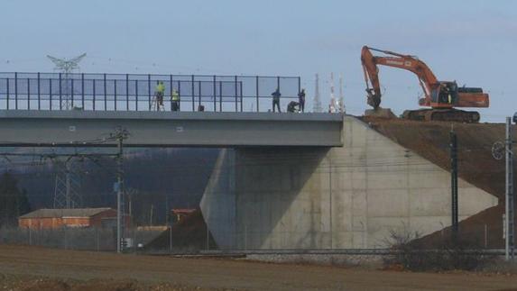 Fomento se compromete a relanzar el tramo del AVE entre León y La Robla