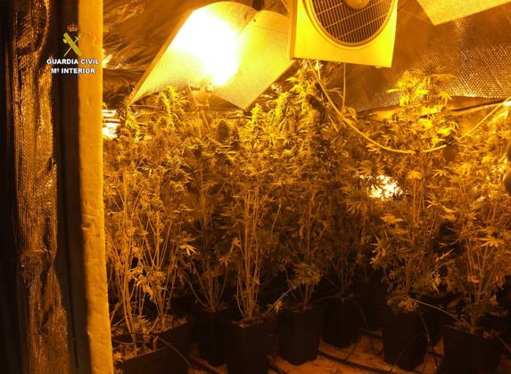 La Guardia Civil detiene a cuatro personas y desactiva un punto de venta de droga en El Bierzo